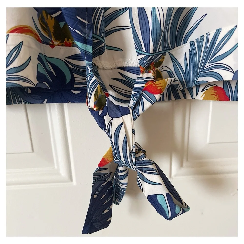 SHEIN Large White & Blue Tropical Print Crop Top. - Picture 5 of 7